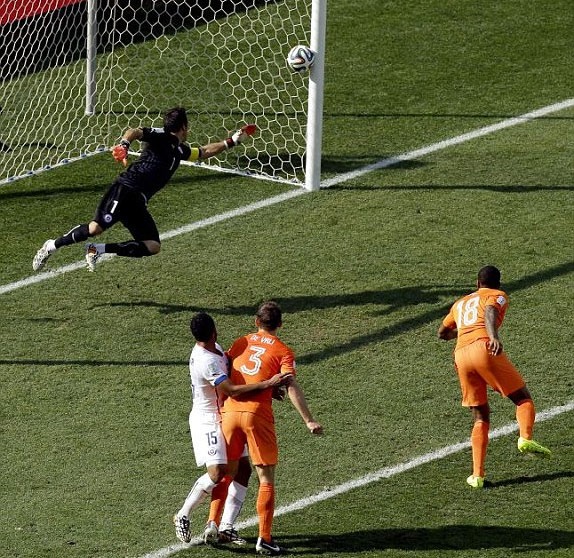 Pha ghi bàn phá vỡ thế bế tắc của Hà Lan trước Chile của Fer