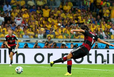 Khedira bình tĩnh nâng tỷ số lên 5-0 cho Đức
